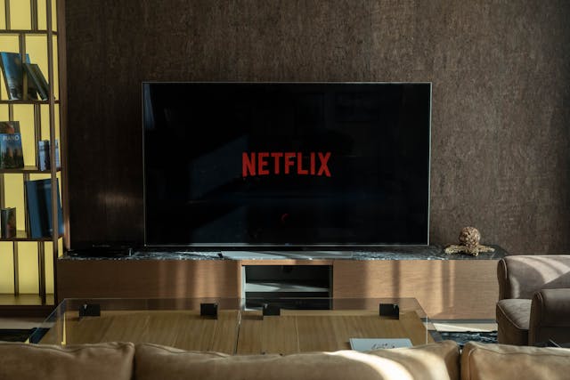 Netflix w telewizorach hotelowych: streaming, wymagania check-in i bezpieczne logowanie gościa